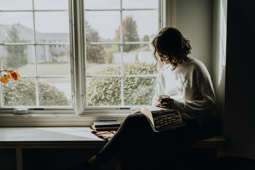Persoon in gesprek - persoonlijk contact bij Rouw en Verlies Vlaanderen